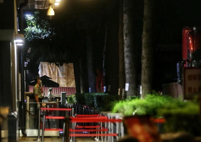 环球时报|大吊车进入美驻成都总领馆，五辆大货车装载集装箱和大木箱开出