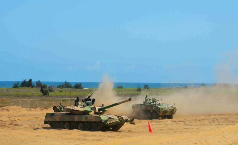 #印度#印军10万精锐齐聚边境，赶走大量边民，在制高点架设重机枪