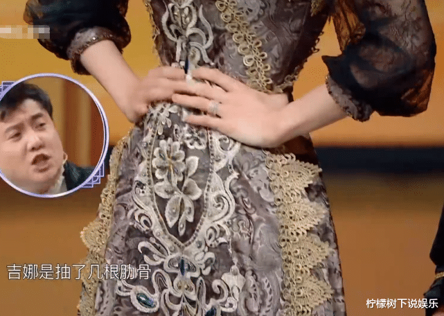 吉娜·爱丽丝@贾玲量完吉娜腰围羡慕,谁注意一旁关晓彤的表情?女生都懂