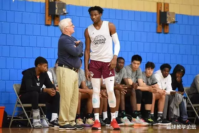 『凯里·欧文』欧文17岁小学弟轰动全美！提前锁定明年状元秀！比Zion还猛