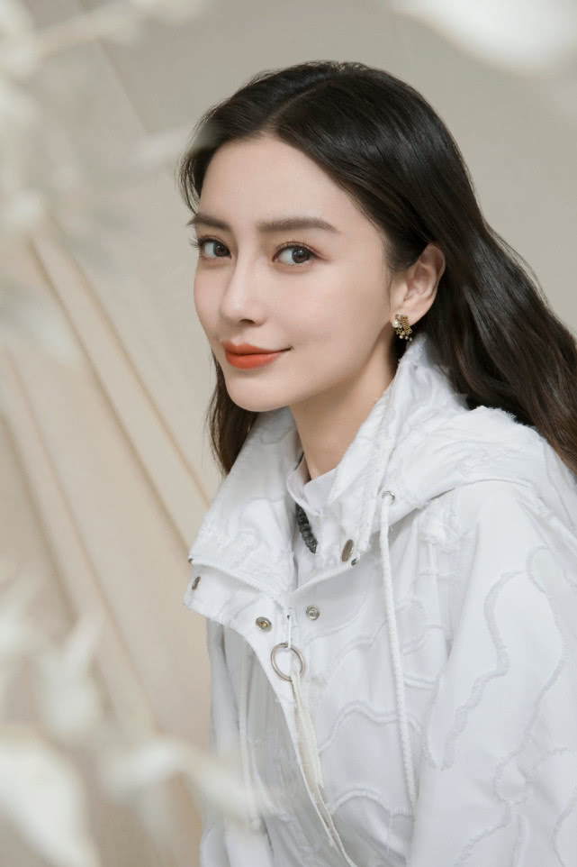 #Angelababy#杨颖上综艺实力扮演蜡像，一动不动宛如真实蜡像遭调侃：演技巅峰