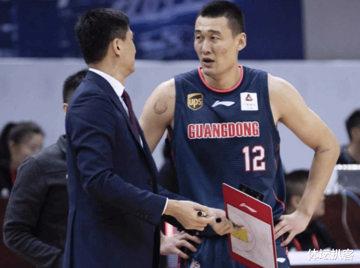 尾盘|苏伟2次犯规被罚下！打倒韩德君，杜锋场边暴怒，对弟子飙脏话