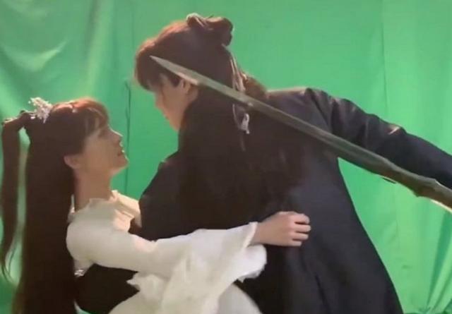 郑爽|彻底凉凉？风波后郑爽代言换人物料被火速下架，5部剧还未播出……