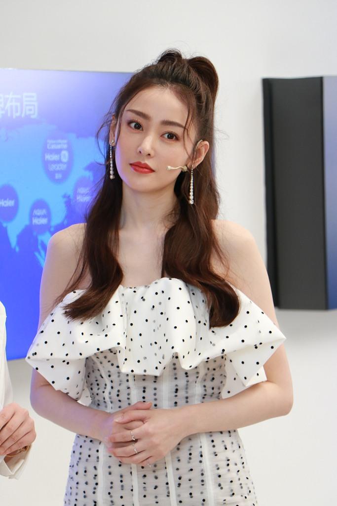 杨幂|娱乐圈中的张天爱,一字肩荷花连衣裙很合身,连杨幂都比不上