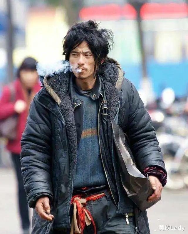 「陈志朋」陈志朋风格真是看不懂，顶着一头乱发像犀利哥，戴红口罩太女人