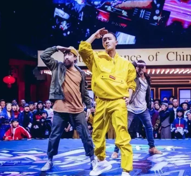 「王一博」王一博又炫新技能，用变魔术官宣《这就是街舞》队长身份，真会玩