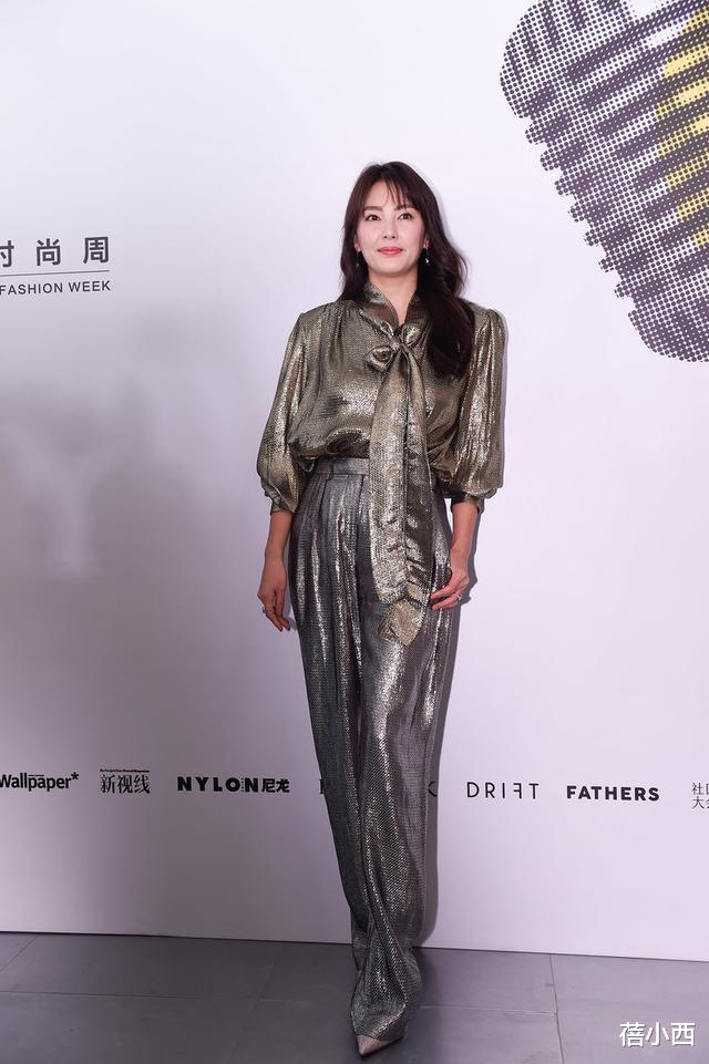 #衬衫#张雨绮就是高级有范，穿系带衬衫配高腰阔腿裤，搭配空气刘海很美