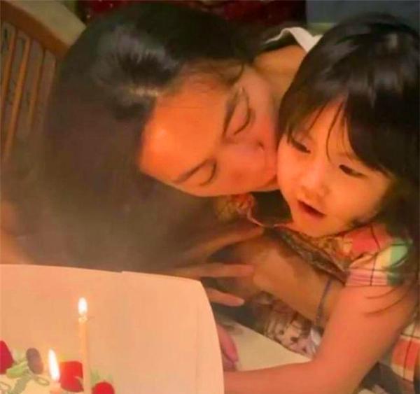 陈冠希|陈冠希为秦舒培庆生晒美照，没想无故遭键盘侠恶评：让老婆去隆胸