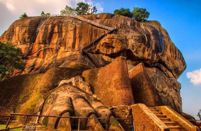 地区生产总值 世界上有一座神秘的空中宫殿，建在200多米高的巨大岩石上！