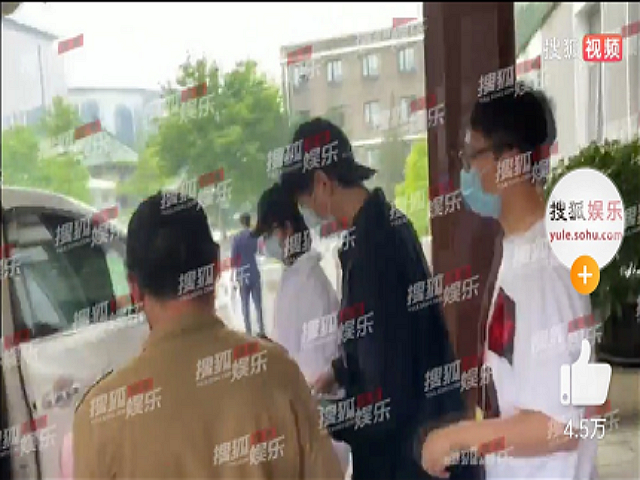 「张若昀」唐艺昕产女，张若昀医院门口派发红包，却让人高兴不起来