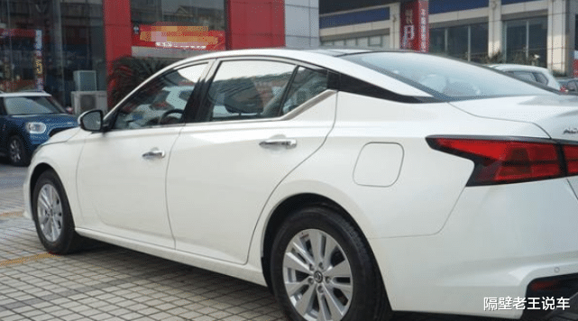 日产天籁：曾售35w，如今新款只卖15w，比雅阁漂亮10倍，还配2.0T发动机！
