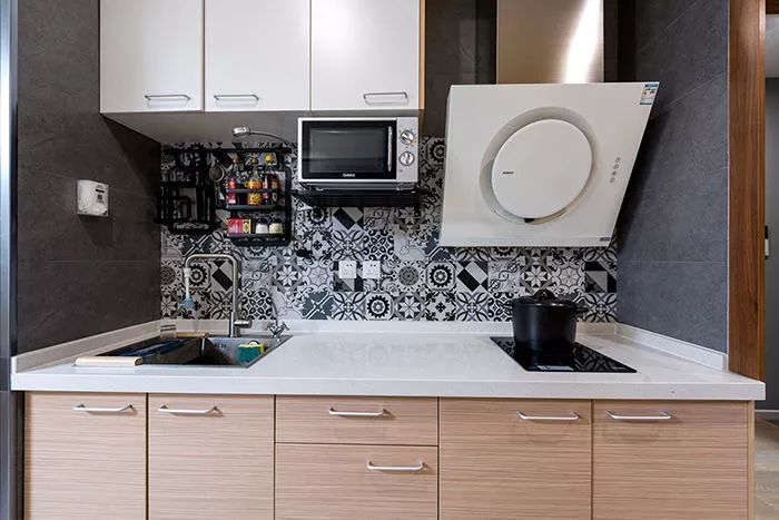 |35㎡长条形单身公寓，卧室的抬高设计，多出一个储物间！厉害了