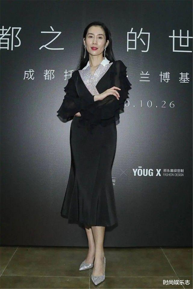 美颜|温峥嵘化不化妆几乎没差！只要离开美颜，老态怎么都掩盖不住呢！