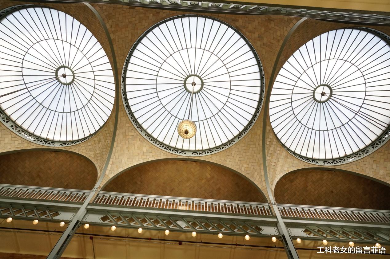 高校|顶尖高校学生怪，爱坐教室外的地上看书