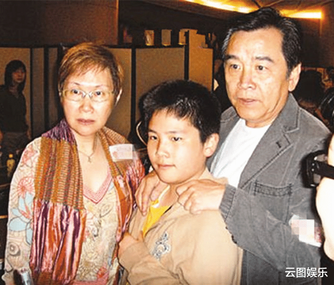 姜大卫|姜大卫夫妇参加聚会，71岁妻子曾患癌消瘦显老，结婚46年恩爱如初