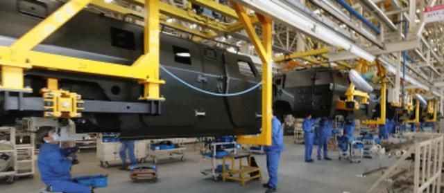 ：中国军工产能很强悍！千台猛士挤爆停车场，生产线一片热火朝天