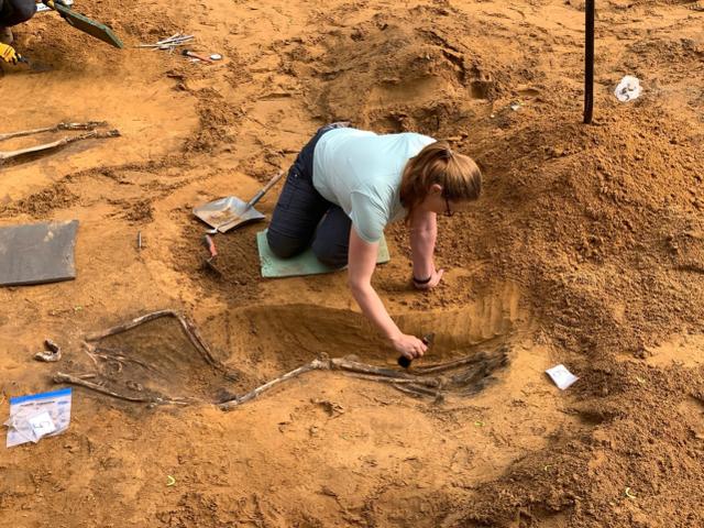 睹图|建筑工地里意外发现人的尸骨，之后越挖越多共挖出100多具