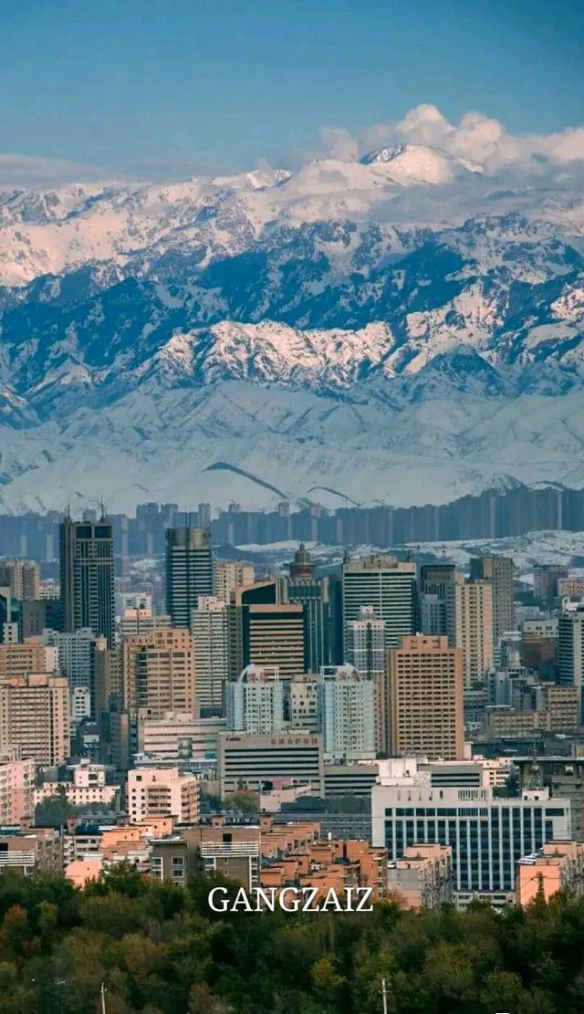 洛杉矶■乌鲁木齐是离雪山最近的城市了吧，神似洛杉矶，但比之更加科幻