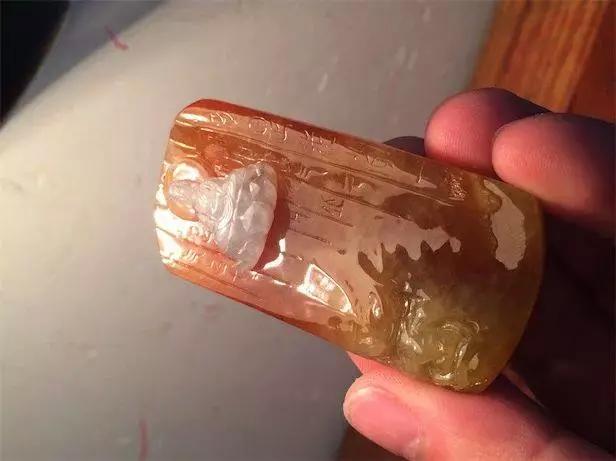 翡翠：2000元一块的水翻沙原石，开出红黄相交的翡翠，手镯大牌多多！