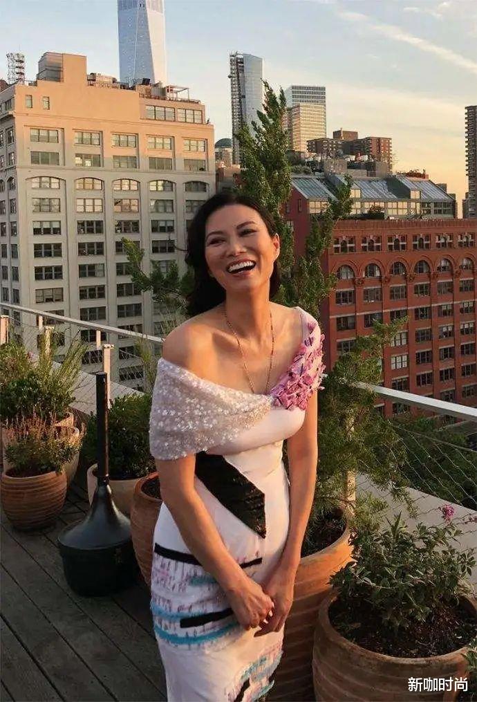 邓文迪|邓文迪的时尚真难懂，穿柠檬黄长裙涂芭比粉口红，一般人驾驭不住