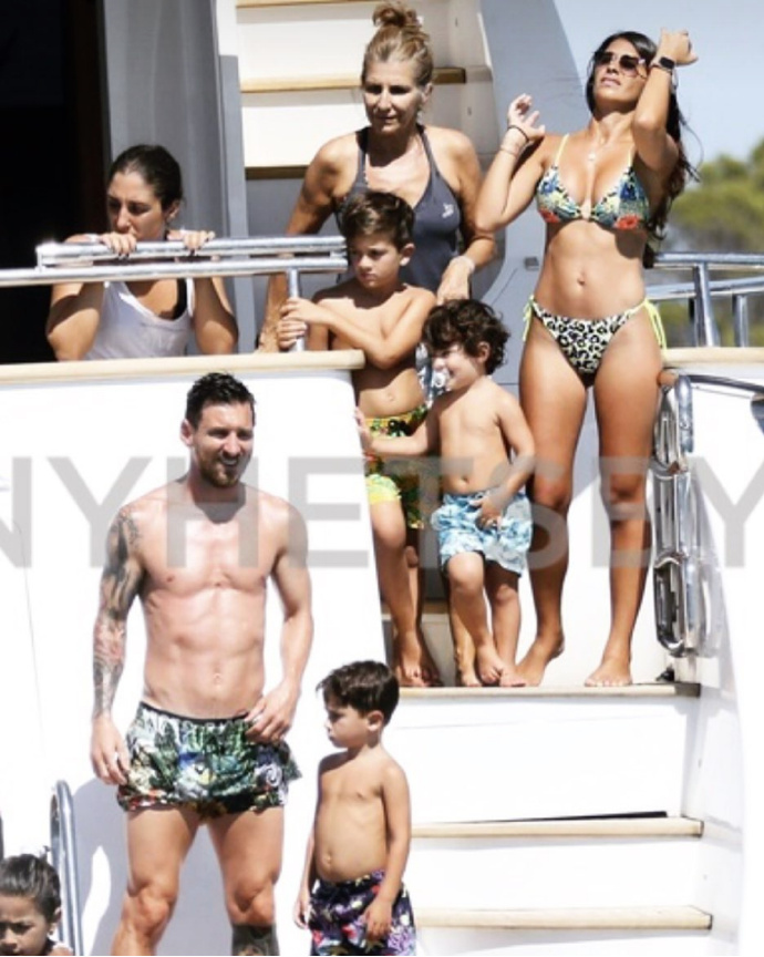 梅西|梅西紧搂娇妻吻肩膀，小儿子西罗下水被吓哭 安妞垂直跳水露表情包