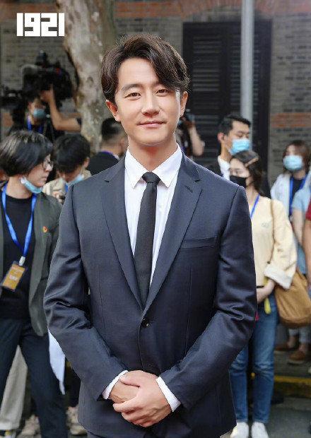 [黄轩]黄轩官宣恋情后首亮相！一袭西装帅气儒雅，刘昊然发福变憨厚土气