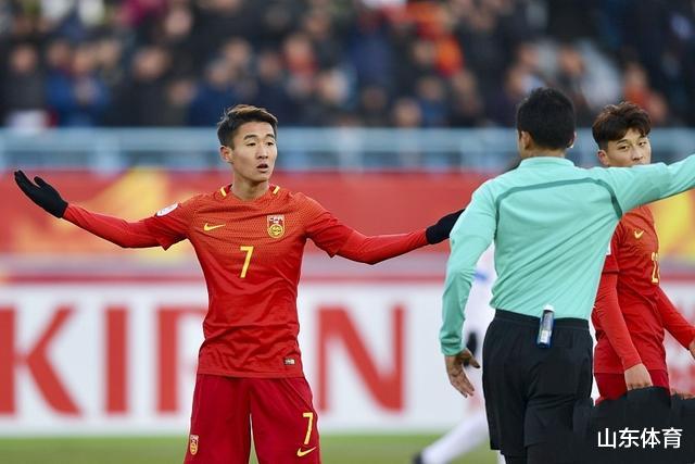 韦世豪▲韦世豪受省体育局局长点名表扬：在场上简直是拼命了！