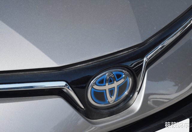 丰田卡罗拉|丰田全新“耐造王”!比日产轩逸还要帅,油耗4L,标配7气囊+双独悬