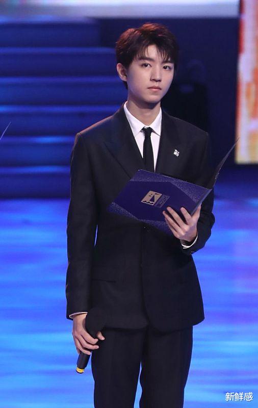 王俊凯|王俊凯为了影视资源发展开始转型？再回《中餐厅》已经是不一样的他了！