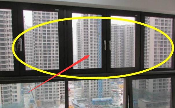 「」你家里还装窗纱吗？太落后了，如今都流行这样，漂亮又实用