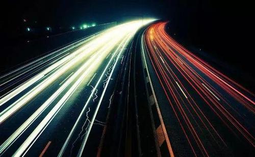 |人以光速离开地球一年，再以光速返回地球上过去了多长时间？