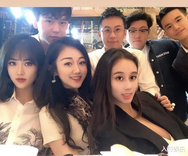 何超欣|何超欣组最富贵女团，和闺蜜穿团服唱跳，C位家世四太都高看一眼