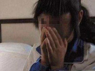 「」五岁女孩上厕所总喊“疼”,老师检查后直呼:快报警