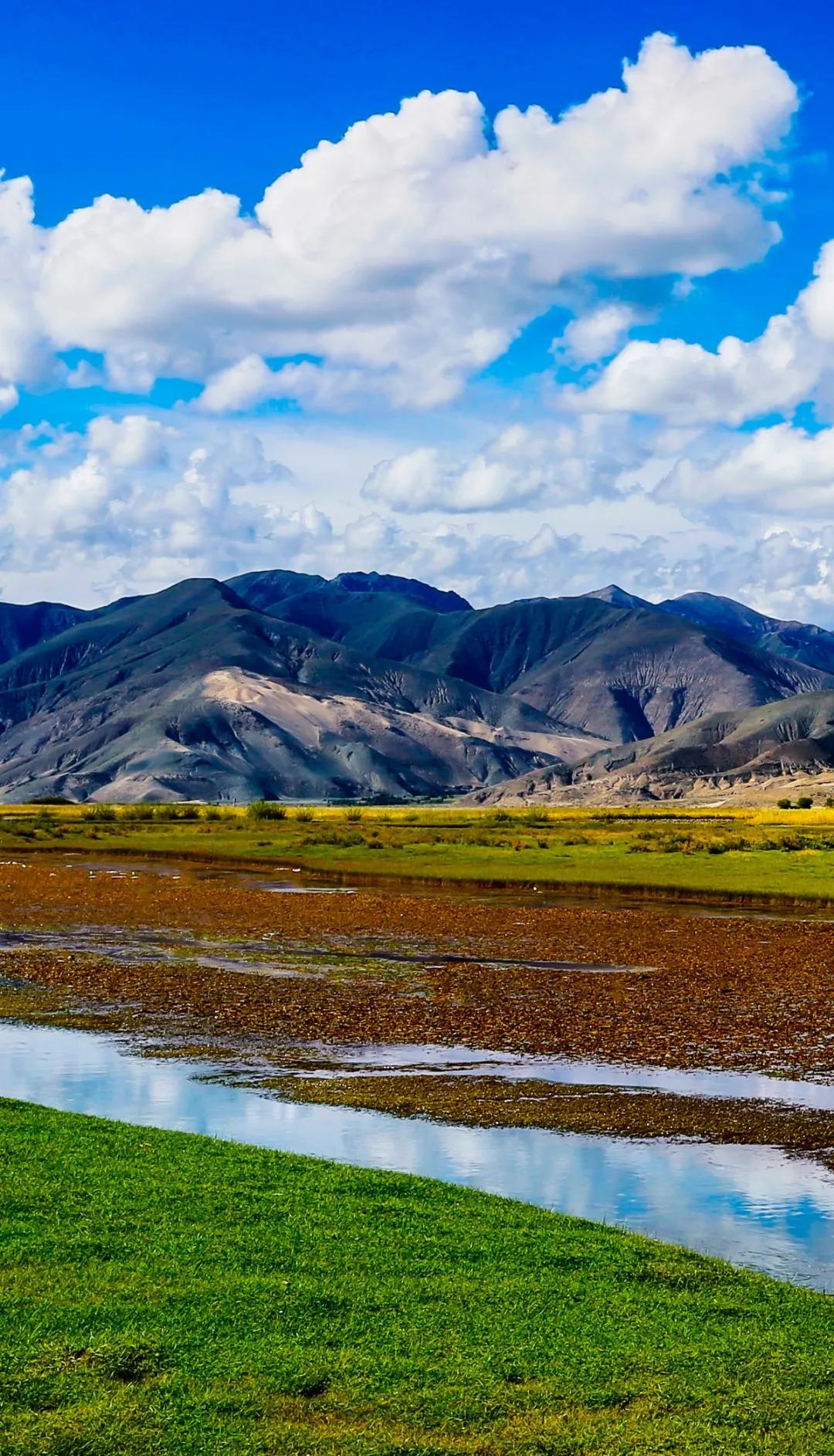 新疆维吾尔自治区 天山脚下的边陲小城，名气虽不及伊犁，但风景美如画