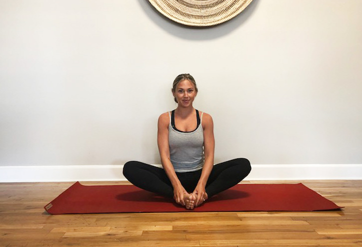 穆熙妍|41岁华裔小姐穆熙妍, 教你4种床上瑜伽姿势! 秀出川字腹肌