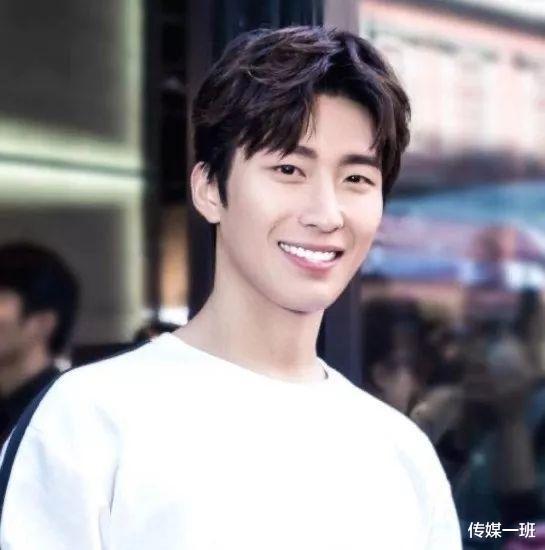 「许志安」与赌王最美千金恋爱一周年，窦骁半夜晒何超莲美图却被曝藏小心机