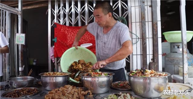 食客|夫妻街头卖“自选”快餐，15元一份遭哄抢，食客：米饭绝对管够！