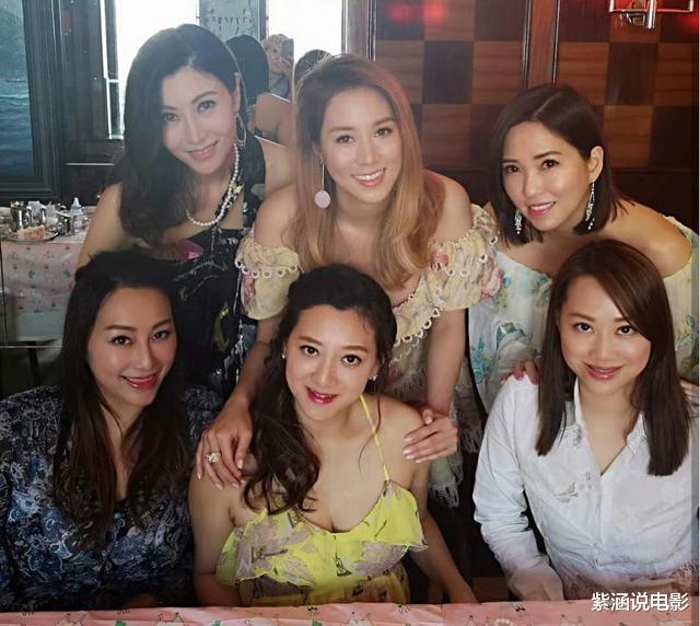 李嘉欣|香港顶级贵妇团聚餐，美如李嘉欣也不能坐c位