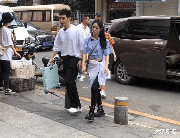 『赵丽颖』赵丽颖刚出超市就被认出，路人立马拿起手机拍照，生图暴露真实颜值