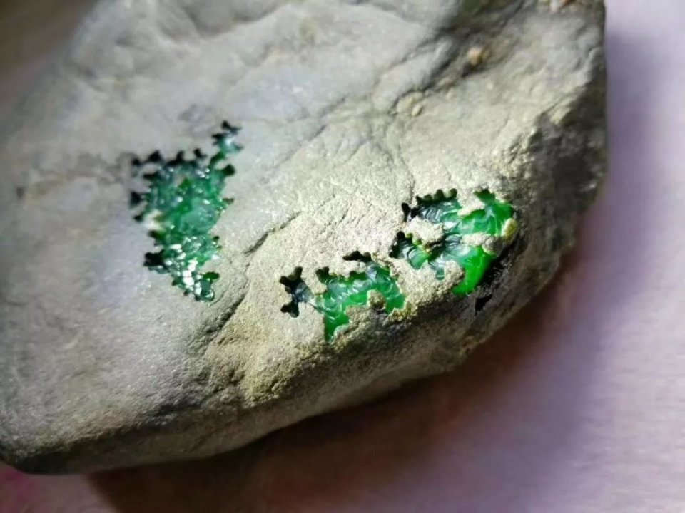 翡翠：小伙6万拿下的原石，切开喜提三件套翡翠首饰，可谓十分的低调