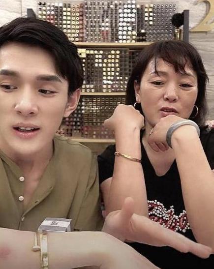 减肥产品|药店有一种不起眼的“精华液”，用后色斑皱纹全没了，李佳琦：我妈就在用