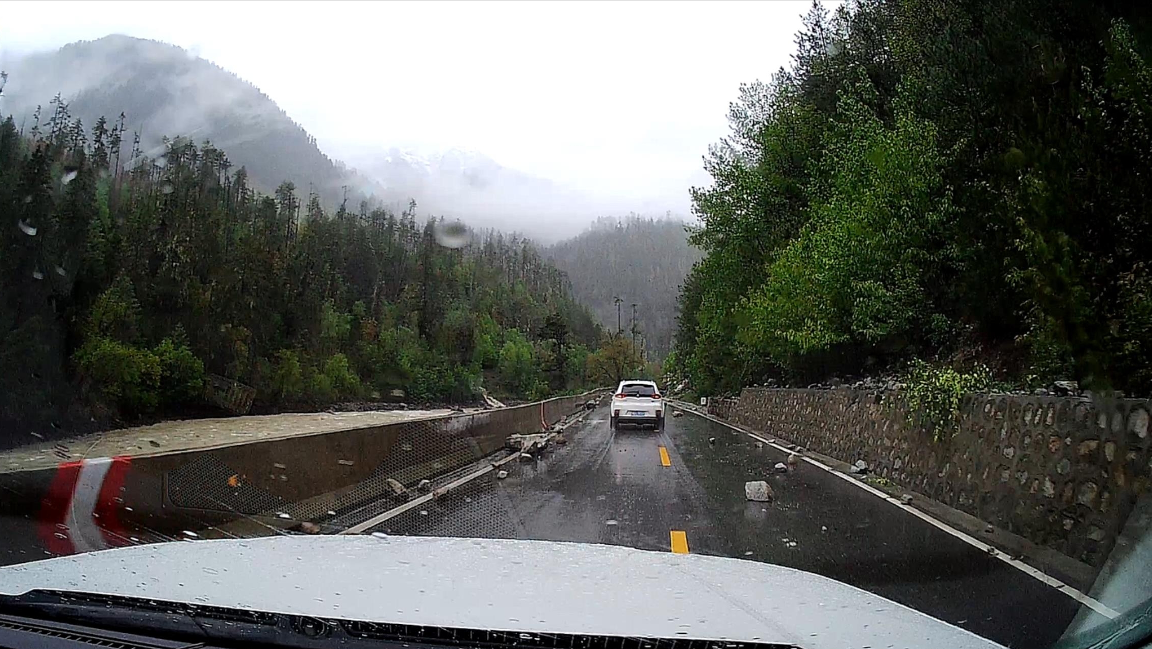 塌方|川藏318最容易断路的地段，一路塌方落石不断，带你体验惊魂自驾