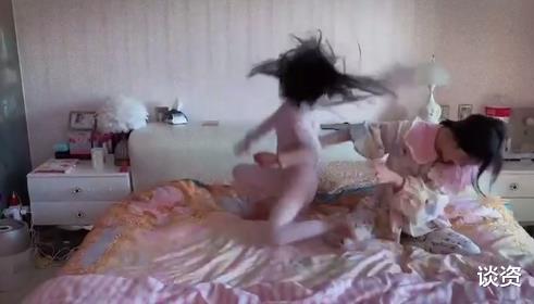 李易峰|李小璐与女儿床上打架，母女互踢扭成一团，卡通睡衣少女范十足