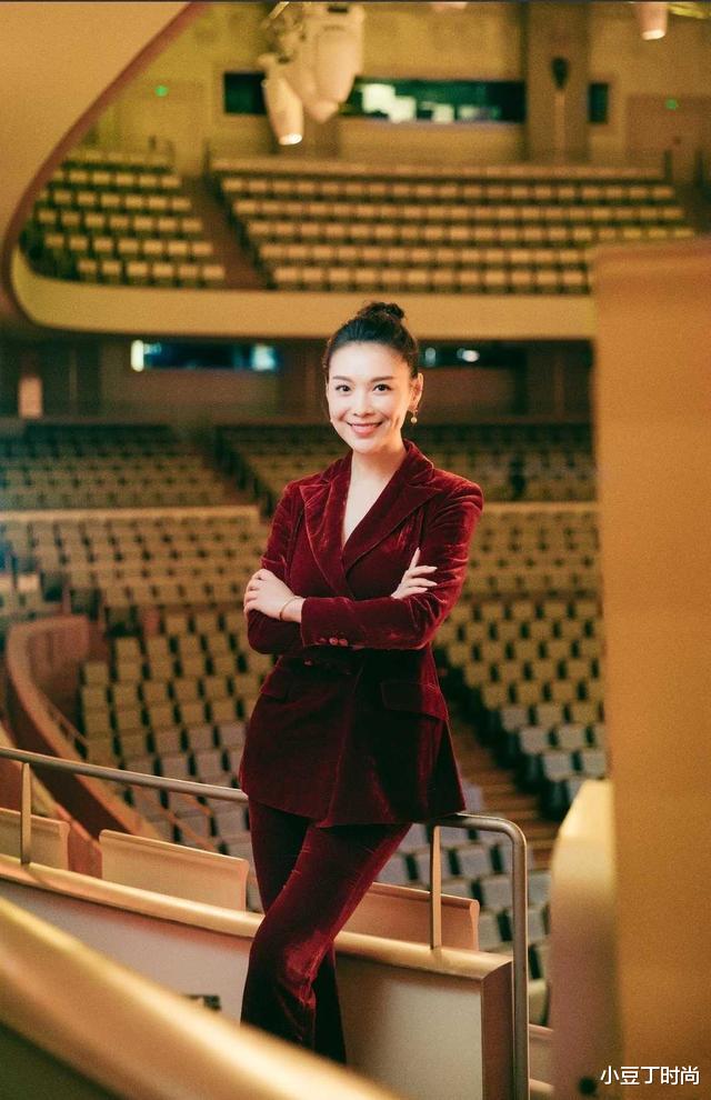 栗坤|栗坤也太美了吧！一袭“鲜花”连衣裙配齐肩短发，被笑容迷倒了