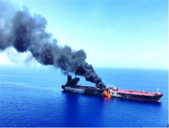 伊朗|闯祸了？“美国航母”被伊朗击沉后堵住航道，成一大安全隐患