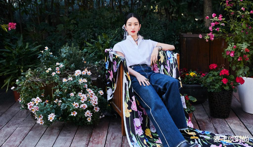 「杨采钰」杨采钰真是贵族名媛，穿V领玫瑰印花裙，配红唇黑发美得好复古