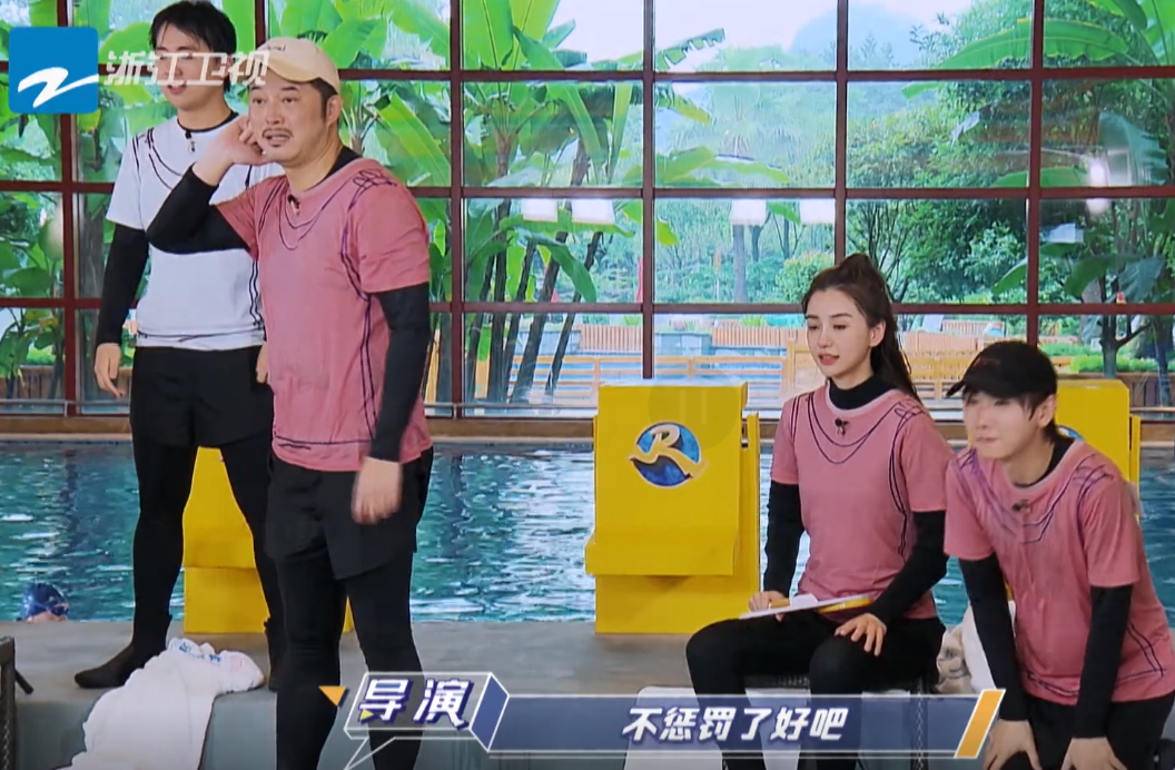 周深■跑男名场面:周深落水隐形眼镜掉落,脸和脖子完全是两种颜色!