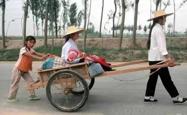 【老照片】老照片:八十年代老照片,没有手机电脑,但是人与人之间人情味很浓