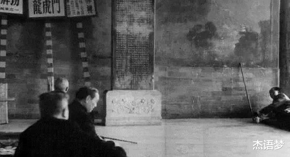 邓稼先|历史上过目难忘的瞬间:睡地铺的毛主席,戴面具的周总理,抱大熊猫的邓稼先