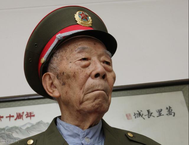 革命|55年授衔，三千名老红军少校都评不上，咋办？毛主席：特殊照顾